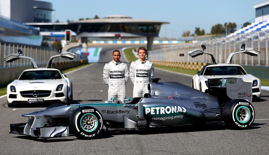 Mercedes si Toro Rosso intra in scena