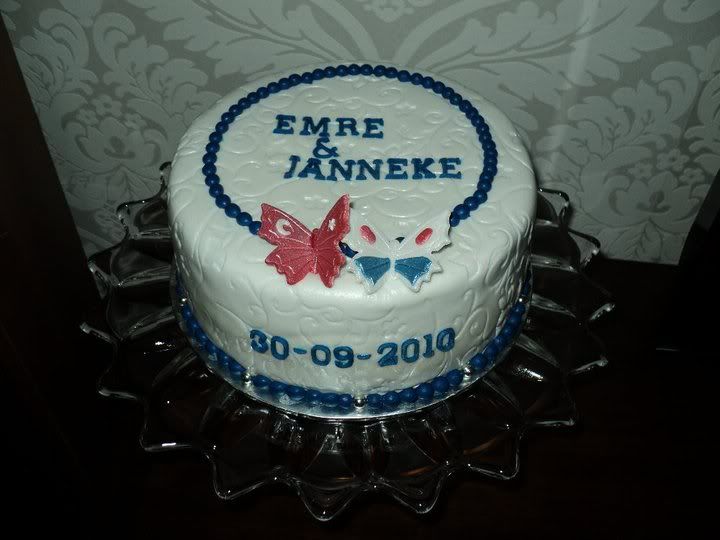http://i75.photobucket.com/albums/i296/Caroliensixsixsix/bruidtaartje.jpg