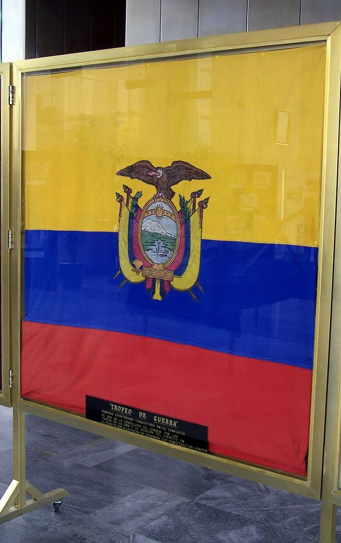BANDERA ECUATORIANA CAPTURADA AL INVASOR ECUATORIANO EN EL ALTO COMAINA EN ENERO DE 1981