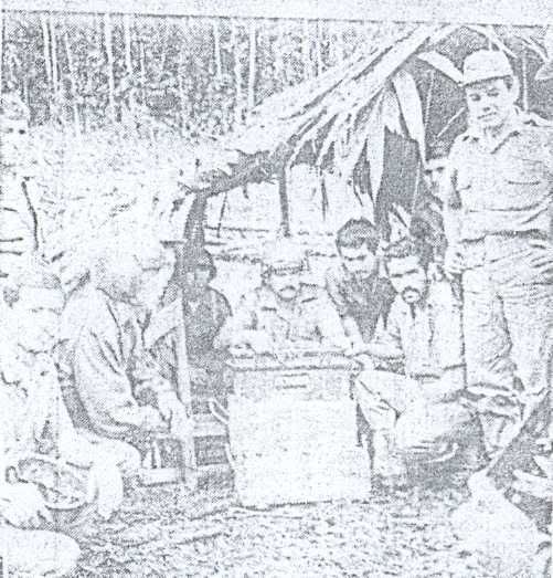 MATERIAL DE GUERRA CAPTURADO AL INVASOR ECUATORIANO EN EL ALTO COMAINA FOTO PUBLICADA EN UN DIARIO LIMEO EL 8 DE FEBRERO DE 1981