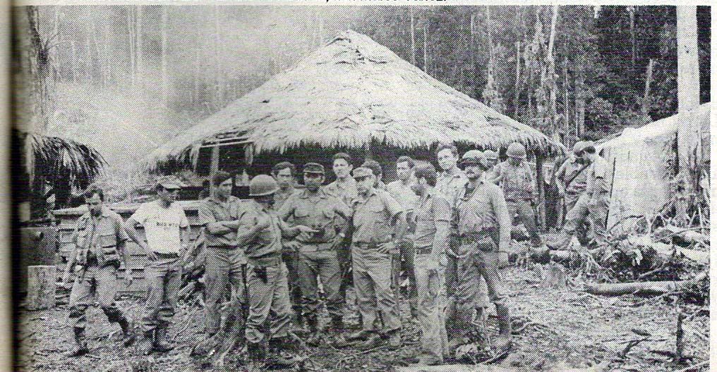 SOLDADOS PERUANOS EN EL CAMPO DE BATALLA