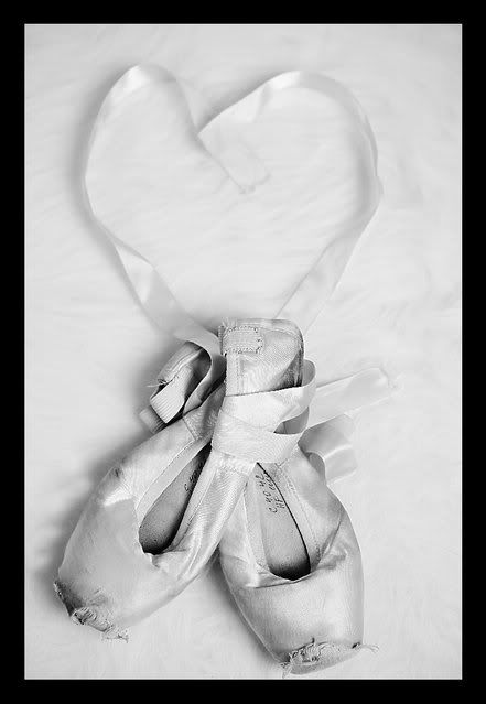 IMAGE: http://i75.photobucket.com/albums/i309/kajawhit/ballet6bwweb2.jpg