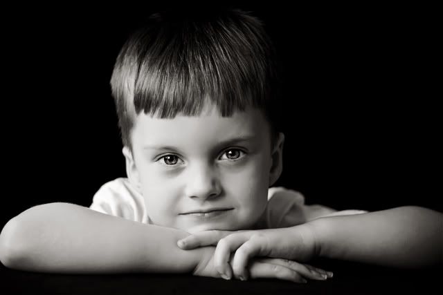 IMAGE: http://i75.photobucket.com/albums/i309/kajawhit/elbowsBW.jpg