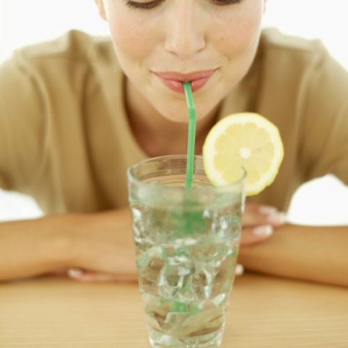 Uống nước bằng ống hút