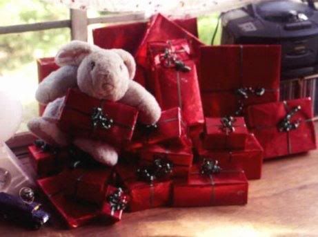 https://i75.photobucket.com/albums/i295/adi_09/presents_2000.jpg
